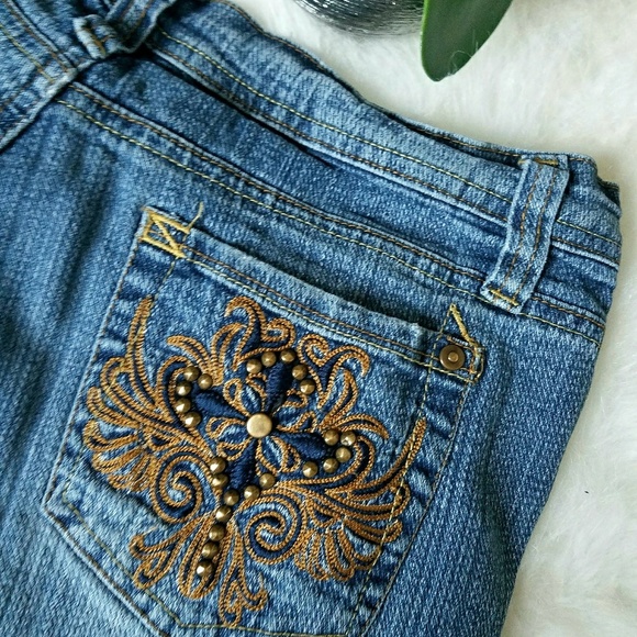 Blue Jeans With Embellished Pocket 9/10 - Picture 3 of 4